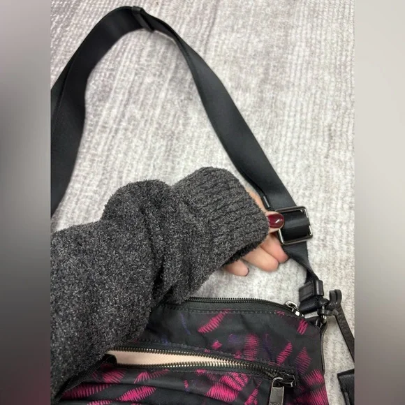 Tumi Voyageur Pink Black Abstract Nylon Crossbody Bag Adjustable Strap Travel - Picture 7 of 7